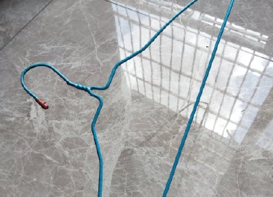 抖音衣架套头挑战自己转动是真的吗