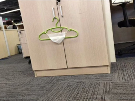 抖音别用衣架晾口罩图片