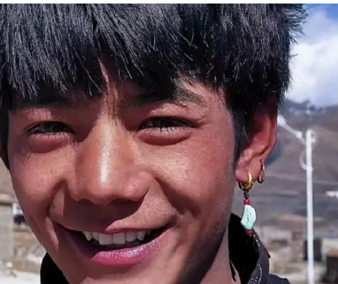 抖音康巴汉子丁真在哪直播